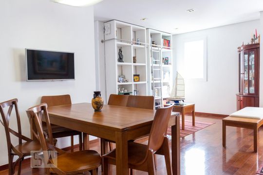 Apartamento na Vila Mariana com 2 suítes, varanda e piscina. Ideal para compra e animais de estimação. — Sala