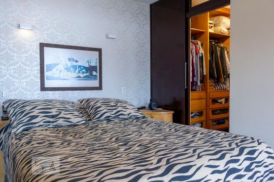 Apartamento na Vila Mariana com 2 suítes, varanda e piscina. Ideal para compra e animais de estimação. — Suíte 1