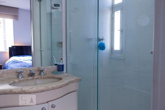 Apartamento na Vila Mariana com 2 suítes, varanda e piscina. Ideal para compra e animais de estimação. — Banheiro da Suíte 2