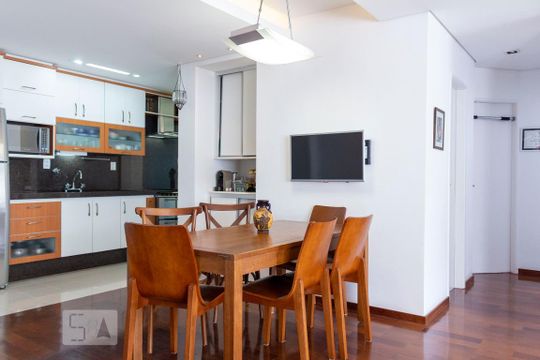 Apartamento na Vila Mariana com 2 suítes, varanda e piscina. Ideal para compra e animais de estimação. — Sala
