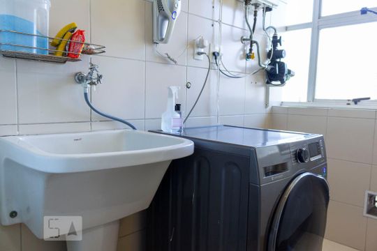 Apartamento na Vila Mariana com 2 suítes, varanda e piscina. Ideal para compra e animais de estimação. — Lavanderia