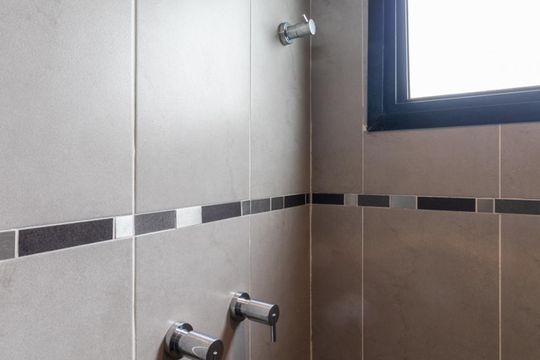 Comprar apartamento com 4 quartos e varanda, aceita pets. — Banheiro Suite 1