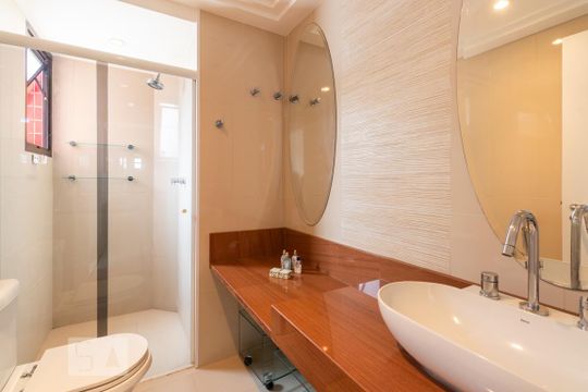 Comprar apartamento com 4 quartos e varanda, aceita pets. — Banheiro Suites 