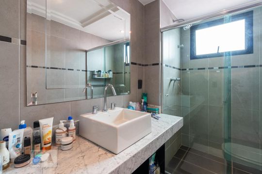 Comprar apartamento com 4 quartos e varanda, aceita pets. — Banheiro Suite 1