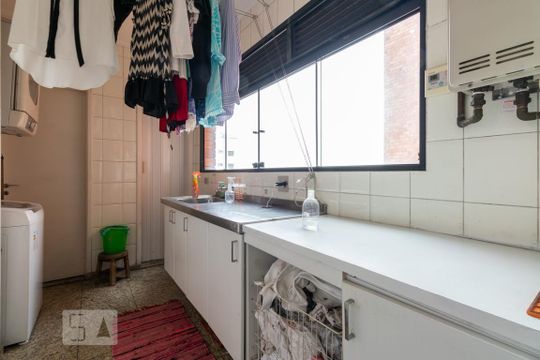 Comprar apartamento com 4 quartos e varanda, aceita pets. — Area de Serviço
