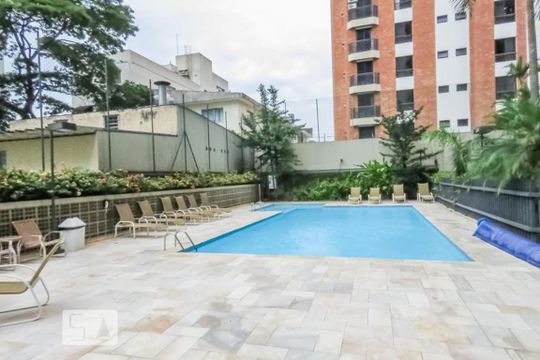 Comprar apartamento com 4 quartos e varanda, aceita pets. — Área comum - Piscina