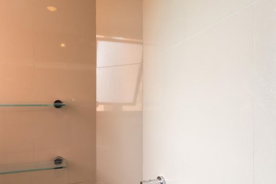Comprar apartamento com 4 quartos e varanda, aceita pets. — Banheiro Suites