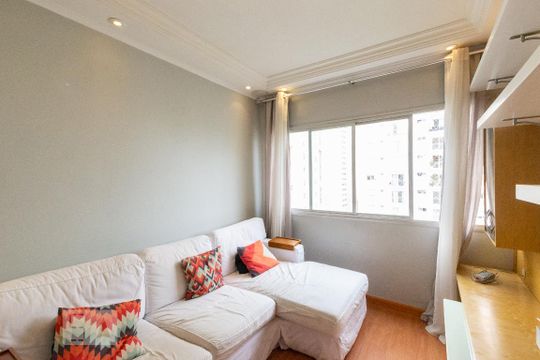 Venda de apartamento mobiliado com 3 quartos e piscina no condomínio. — Sala