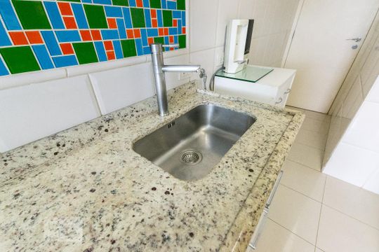 Venda de apartamento mobiliado com 3 quartos e piscina no condomínio. — Cozinha - Torneira