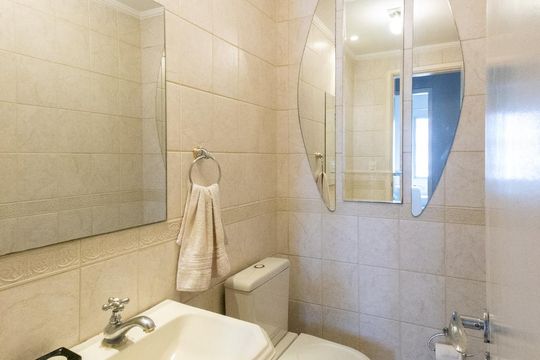 Venda de apartamento mobiliado com 3 quartos e piscina no condomínio. — Lavabo