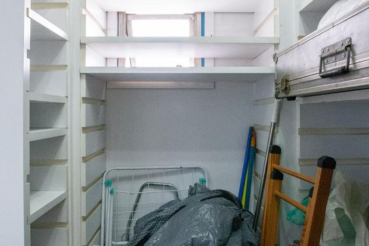 Venda de apartamento mobiliado com 3 quartos e piscina no condomínio. — Quarto de Serviço