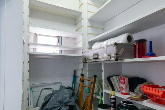 Venda de apartamento mobiliado com 3 quartos e piscina no condomínio. — Quarto de Serviço
