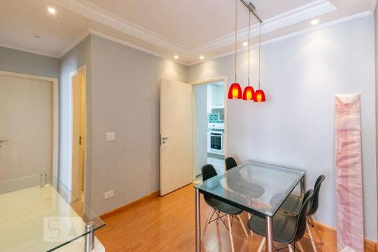 Venda de apartamento mobiliado com 3 quartos e piscina no condomínio. — Sala
