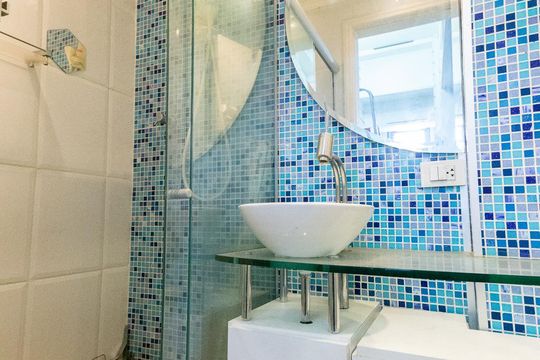 Venda de apartamento mobiliado com 3 quartos e piscina no condomínio. — Banheiro de Serviço