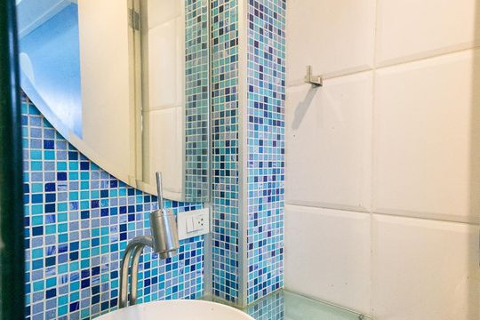 Venda de apartamento mobiliado com 3 quartos e piscina no condomínio. — Banheiro de Serviço
