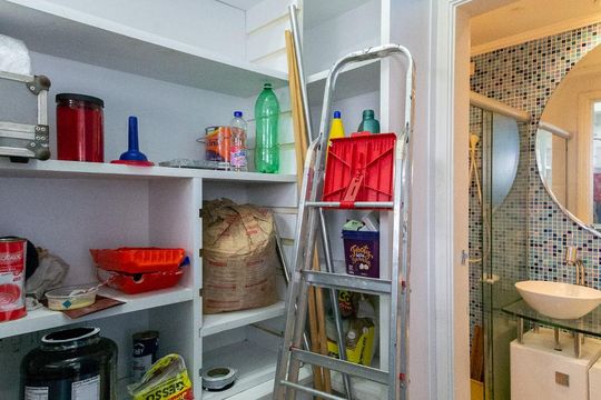 Venda de apartamento mobiliado com 3 quartos e piscina no condomínio. — Quarto de Serviço