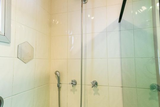 Venda de apartamento mobiliado com 3 quartos e piscina no condomínio. — Banheiro
