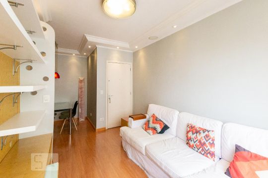 Venda de apartamento mobiliado com 3 quartos e piscina no condomínio. — Sala