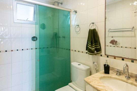 Venda de apartamento mobiliado com 3 quartos e piscina no condomínio. — Banheiro