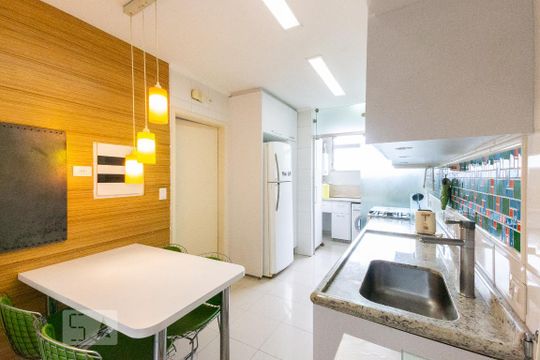 Venda de apartamento mobiliado com 3 quartos e piscina no condomínio. — Cozinha