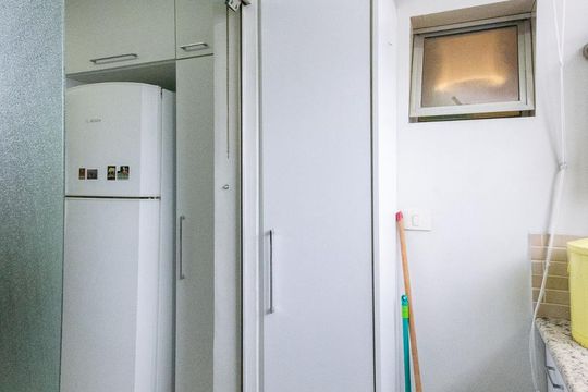 Venda de apartamento mobiliado com 3 quartos e piscina no condomínio. — Área de Serviço