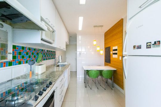 Venda de apartamento mobiliado com 3 quartos e piscina no condomínio. — Cozinha