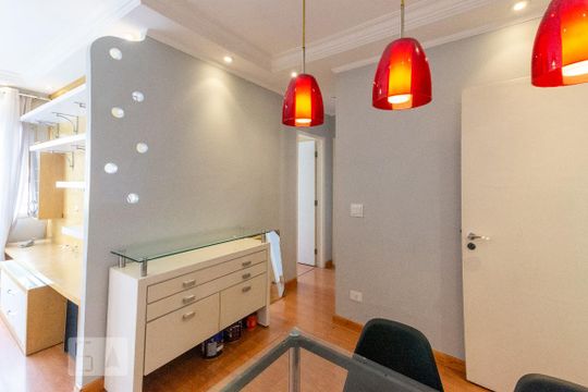 Venda de apartamento mobiliado com 3 quartos e piscina no condomínio. — Sala