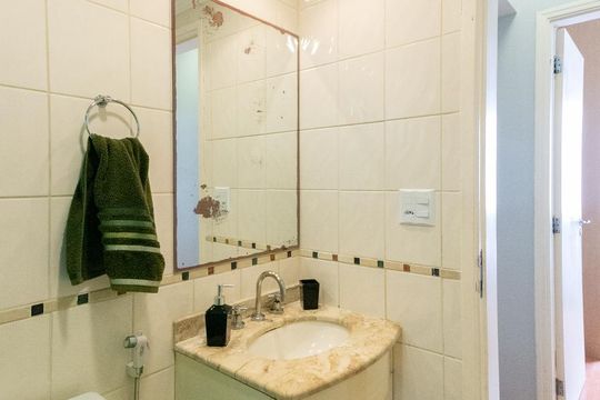 Venda de apartamento mobiliado com 3 quartos e piscina no condomínio. — Banheiro