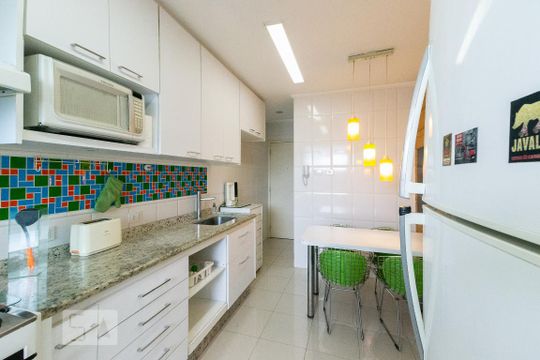 Venda de apartamento mobiliado com 3 quartos e piscina no condomínio. — Cozinha