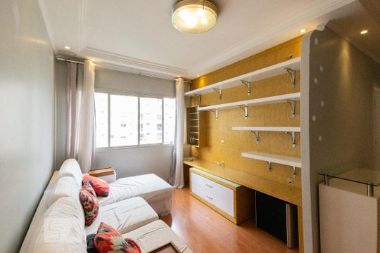 Venda de apartamento mobiliado com 3 quartos e piscina no condomínio. — Sala