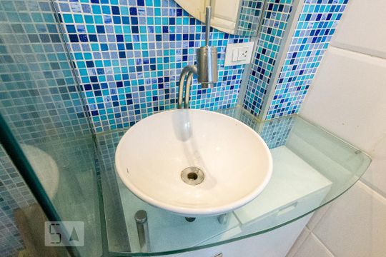 Venda de apartamento mobiliado com 3 quartos e piscina no condomínio. — Banheiro de Serviço
