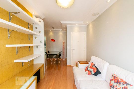 Venda de apartamento mobiliado com 3 quartos e piscina no condomínio. — Sala