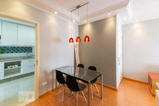 Venda de apartamento mobiliado com 3 quartos e piscina no condomínio. — Sala