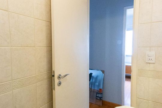 Venda de apartamento mobiliado com 3 quartos e piscina no condomínio. — Lavabo