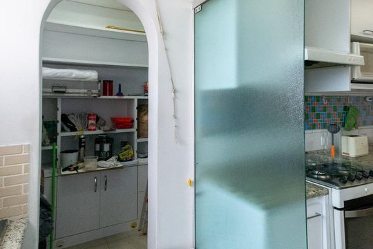 Venda de apartamento mobiliado com 3 quartos e piscina no condomínio. — Área de Serviço