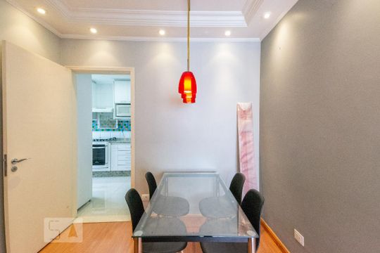 Venda de apartamento mobiliado com 3 quartos e piscina no condomínio. — Sala