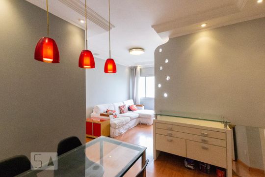 Venda de apartamento mobiliado com 3 quartos e piscina no condomínio. — Sala
