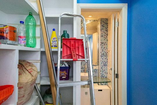 Venda de apartamento mobiliado com 3 quartos e piscina no condomínio. — Quarto de Serviço