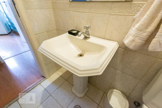 Venda de apartamento mobiliado com 3 quartos e piscina no condomínio. — Lavabo - Torneira