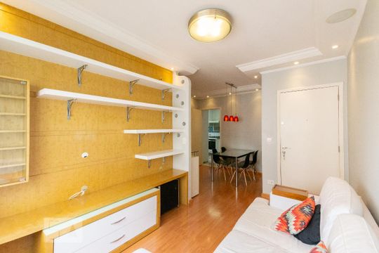 Venda de apartamento mobiliado com 3 quartos e piscina no condomínio. — Sala