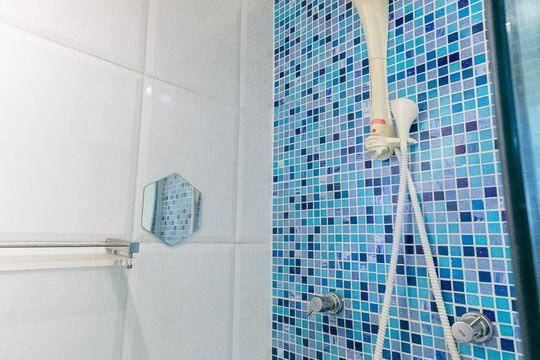 Venda de apartamento mobiliado com 3 quartos e piscina no condomínio. — Banheiro de Serviço