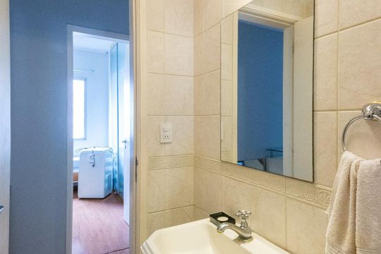 Venda de apartamento mobiliado com 3 quartos e piscina no condomínio. — Lavabo