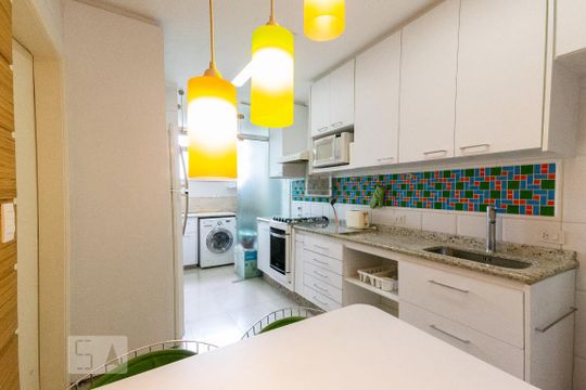Venda de apartamento mobiliado com 3 quartos e piscina no condomínio. — Cozinha