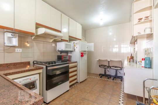 Compra de apartamento em Perdizes: 3 quartos, 1 suíte, churrasqueira. — Cozinha