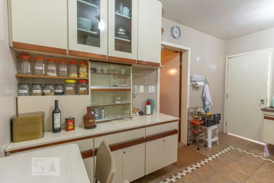 Compra de apartamento em Perdizes: 3 quartos, 1 suíte, churrasqueira. — Cozinha