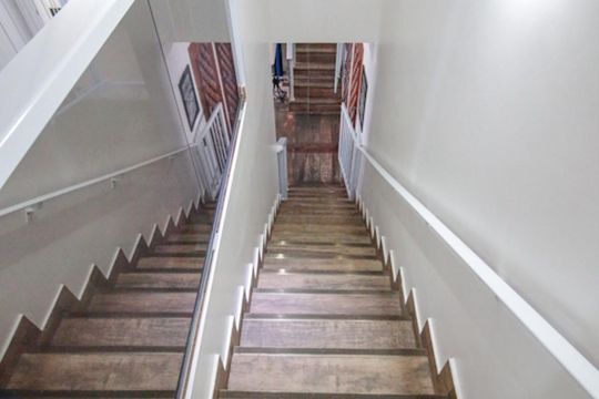 Venda de apartamento com 3 quartos, varanda gourmet, academia e permite pets em Perdizes para compra. — escada