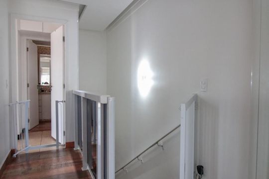 Venda de apartamento com 3 quartos, varanda gourmet, academia e permite pets em Perdizes para compra. — escada
