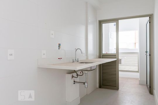 Alugar apartamento com 2 quartos, 1 suíte, varanda, academia e piscina no condomínio. — Cozinha
