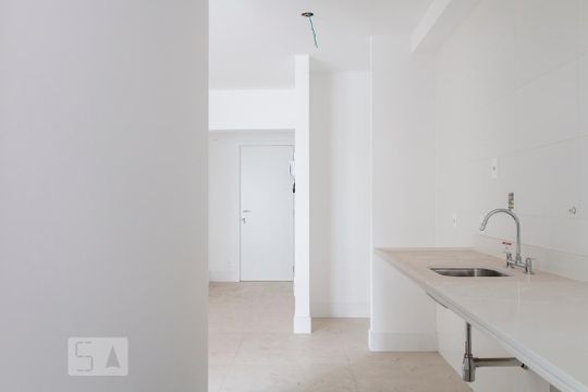 Alugar apartamento com 2 quartos, 1 suíte, varanda, academia e piscina no condomínio. — Cozinha