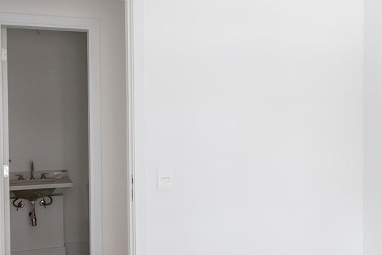 Alugar apartamento com 2 quartos, 1 suíte, varanda, academia e piscina no condomínio. — Quarto 1